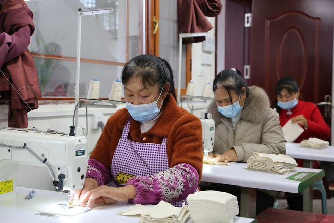 除了远成服装加工厂,在黄钟镇,万源市黛妆商贸的工人们也在